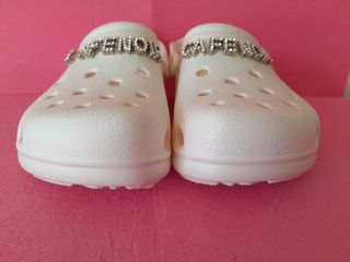 Zuecos blancos con brillantes