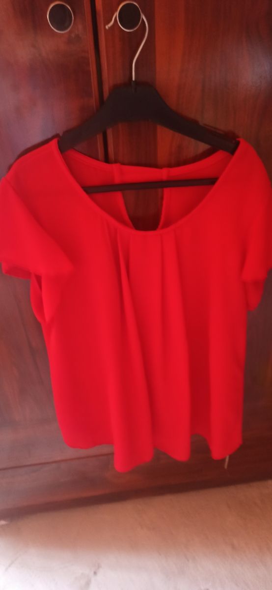Blusa roja fluida