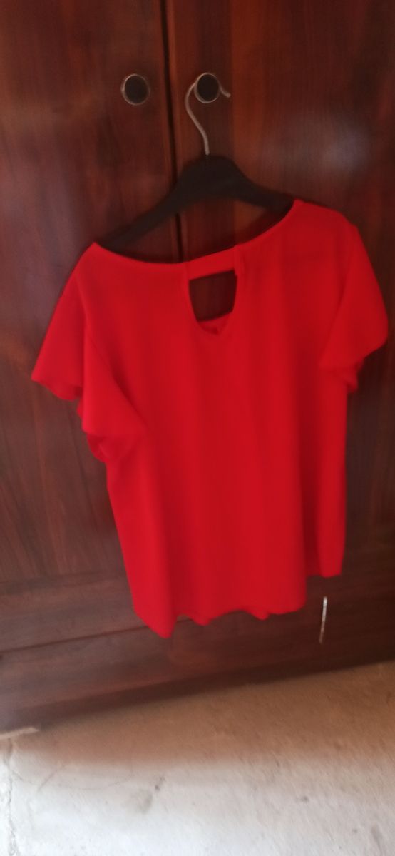 Blusa roja fluida