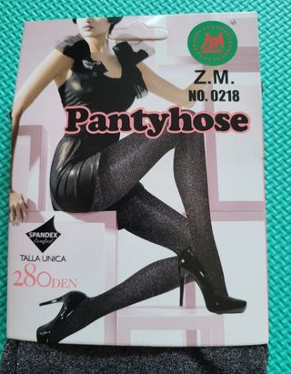 PANTY DE BRILLO Y CALCETINES LARGOS CON ADORNOS.