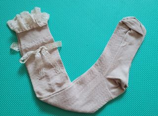 PANTY DE BRILLO Y CALCETINES LARGOS CON ADORNOS.