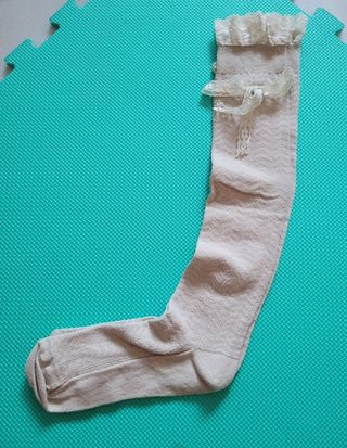 PANTY DE BRILLO Y CALCETINES LARGOS CON ADORNOS.