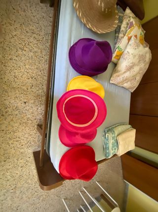 Sombreros Fiesta: Rosa, Morado, Rojo, Amarillo