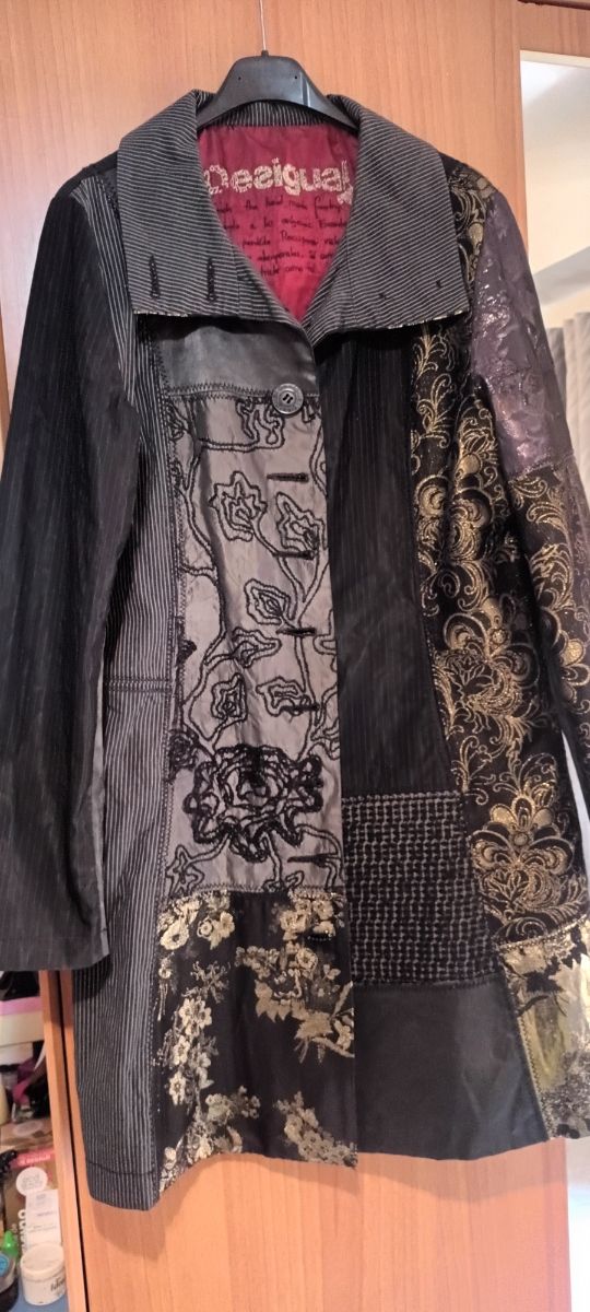 Abrigo Desigual negro y dorado