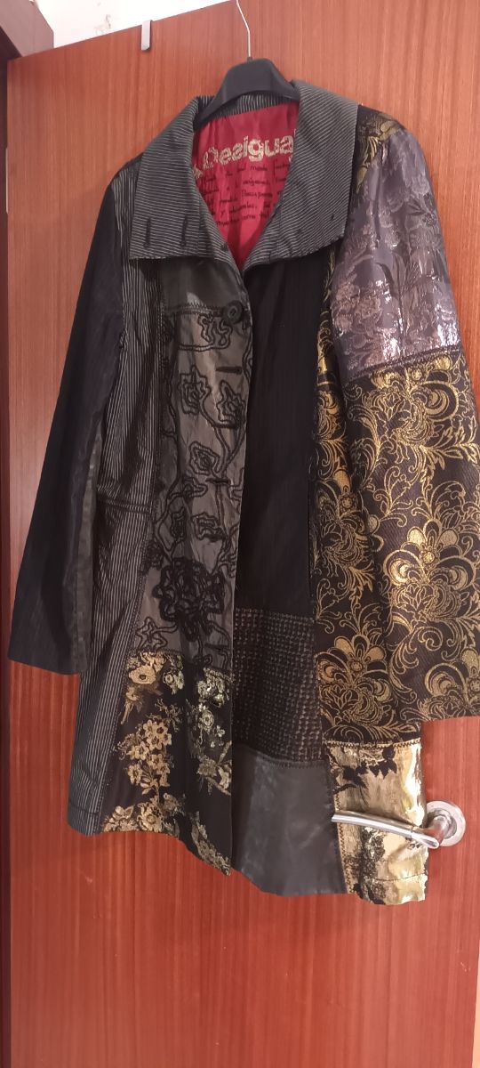 Abrigo Desigual negro y dorado