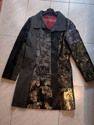 Abrigo Desigual negro y dorado