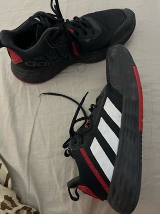 Zapatillas Adidas baloncesto - negras y rojas