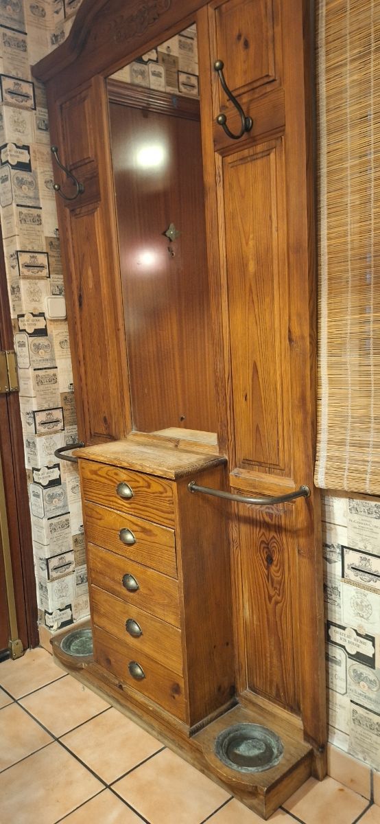 Recibidor antiguo de madera maciza