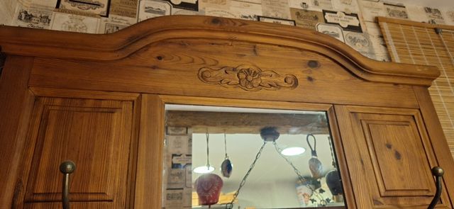 Recibidor antiguo de madera maciza