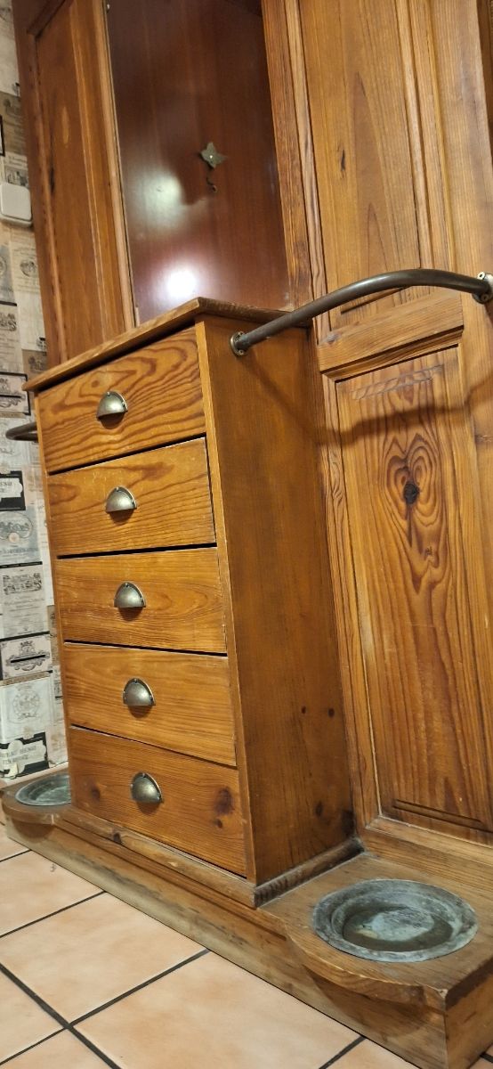 Recibidor antiguo de madera maciza