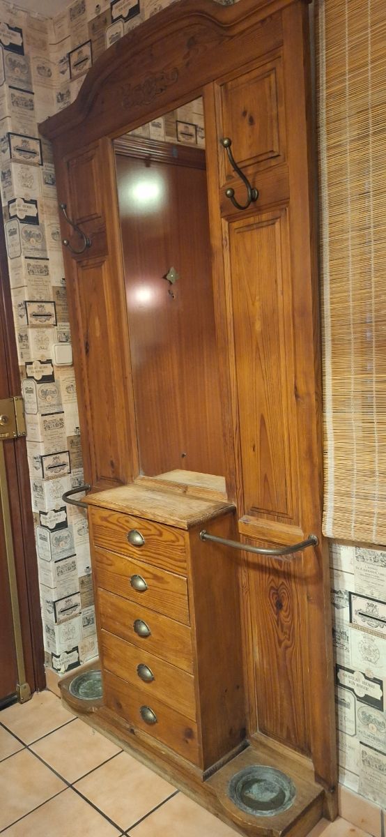 Recibidor antiguo de madera maciza