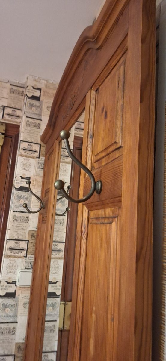 Recibidor antiguo de madera maciza