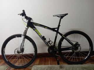 Bicicleta dtm Tracker Disc 26 de color negro