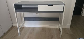 Escritorio gris y blanco.