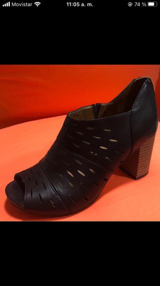 Zapatos Clarks negros - Tacón