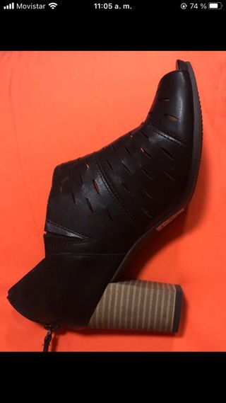 Zapatos Clarks negros - Tacón