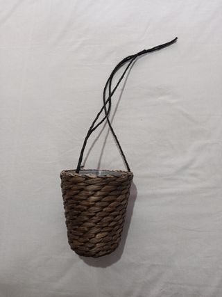 Maceta mimbre marrón colgador