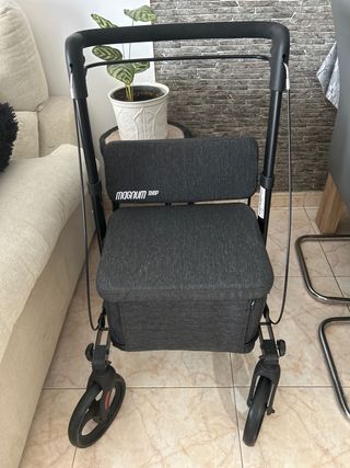 Caminador con asiento y cesta