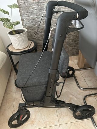 Caminador con asiento y cesta