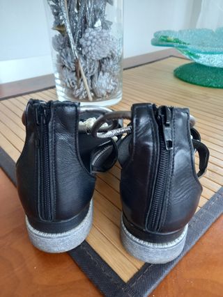 Sandali neri con perle