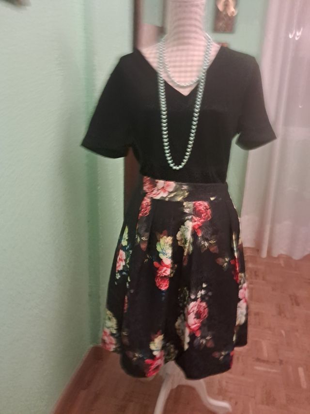 Falda vuelo negra floral