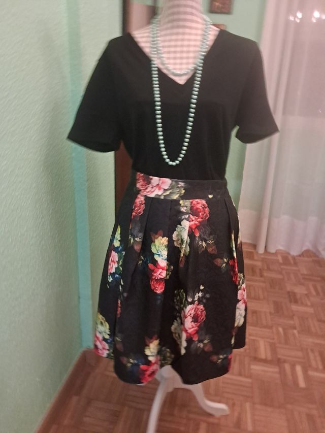 Falda vuelo negra floral