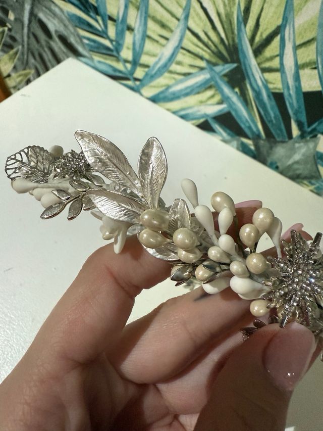 Tiara novia plata y blanco