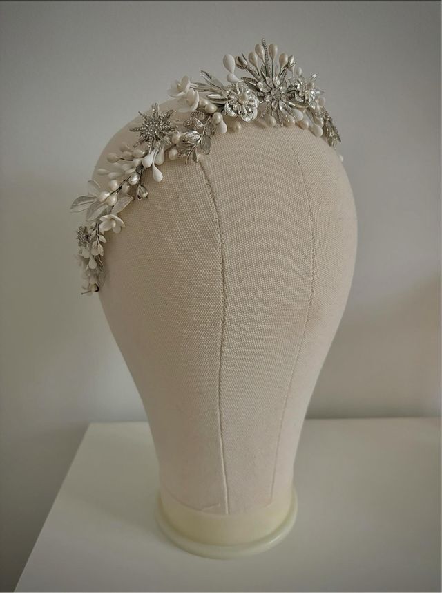 Tiara novia plata y blanco