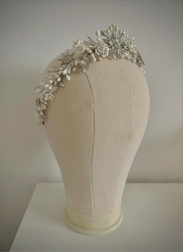 Tiara novia plata y blanco