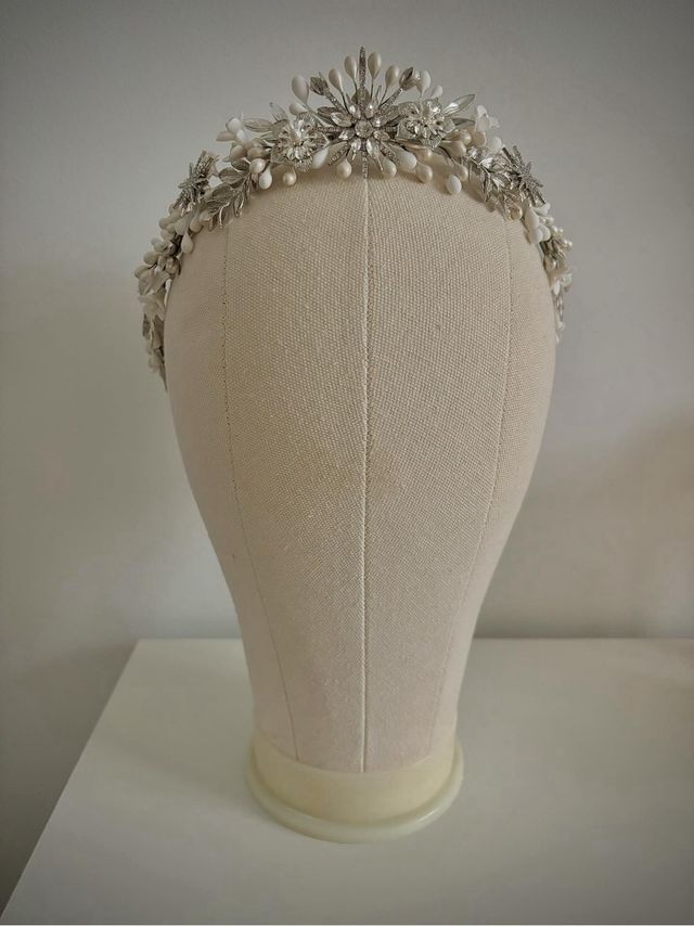 Tiara novia plata y blanco