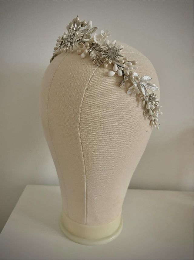 Tiara novia plata y blanco