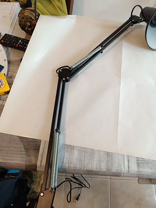 Lampada con braccio orientabile