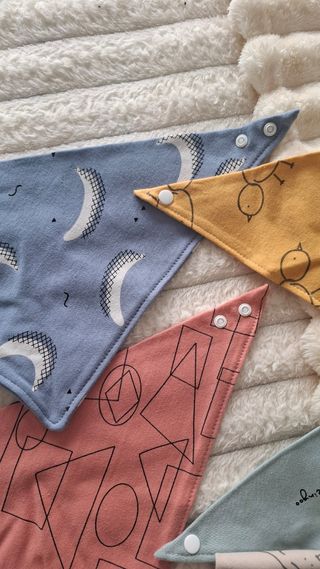 5 Baberos bebé triangulares regulables