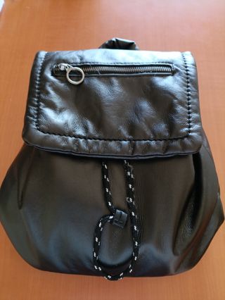 Mochila negra elegante y práctica