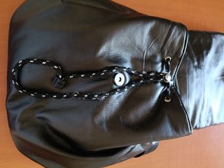 Mochila negra elegante y práctica