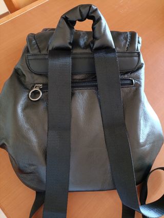 Mochila negra elegante y práctica