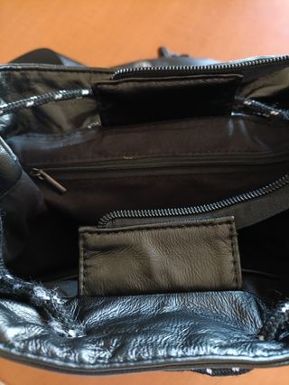 Mochila negra elegante y práctica