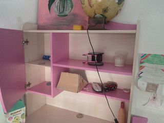 Escritorio infantil rosa y beige, muy espacioso.