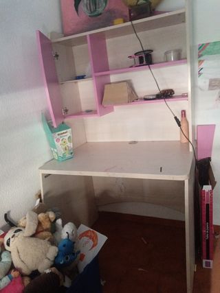 Escritorio infantil rosa y beige, muy espacioso.