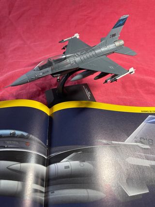Maqueta F-16B Fighting Falcon + Libro