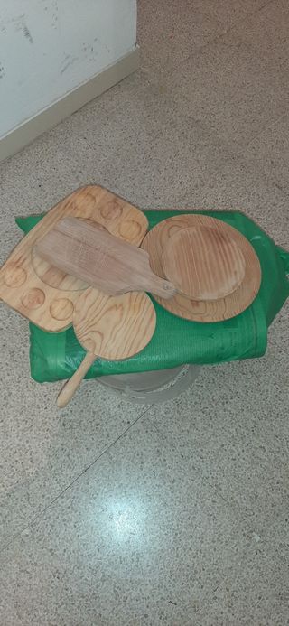 Cubiertos y bandeja blanca seminuevos