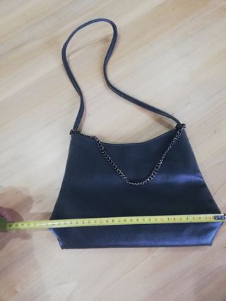 Borsa grigia pari al nuovo 