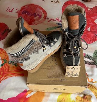 Botas  Indiana 07, con pelaje de plumas grises.