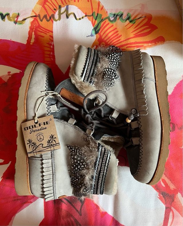 Botas  Indiana 07, con pelaje de plumas grises.