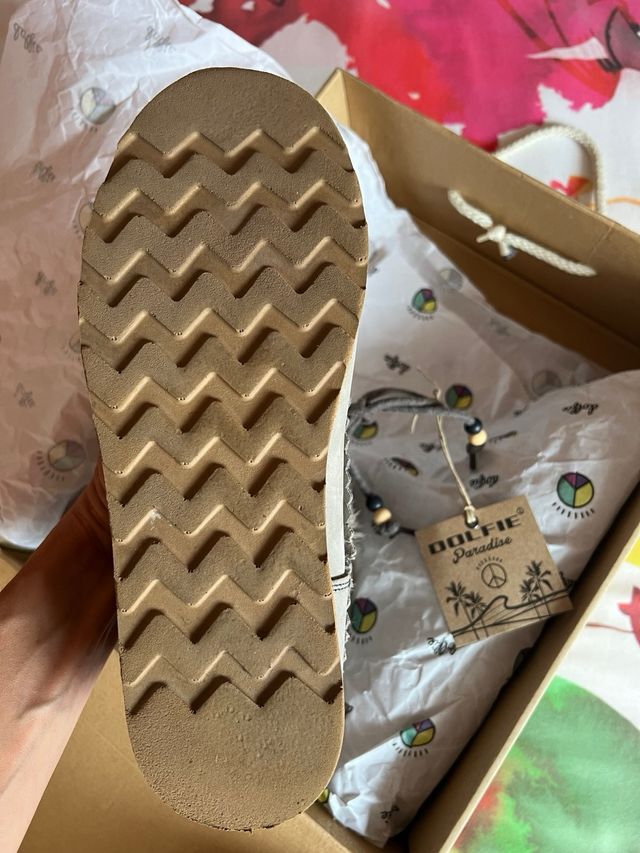 Botas  Indiana 07, con pelaje de plumas grises.