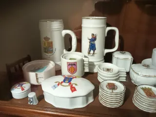 Colección de más de 70 Tazas y ceniceros Ejército
