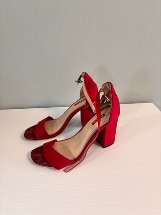Zapatos rojos de tacón