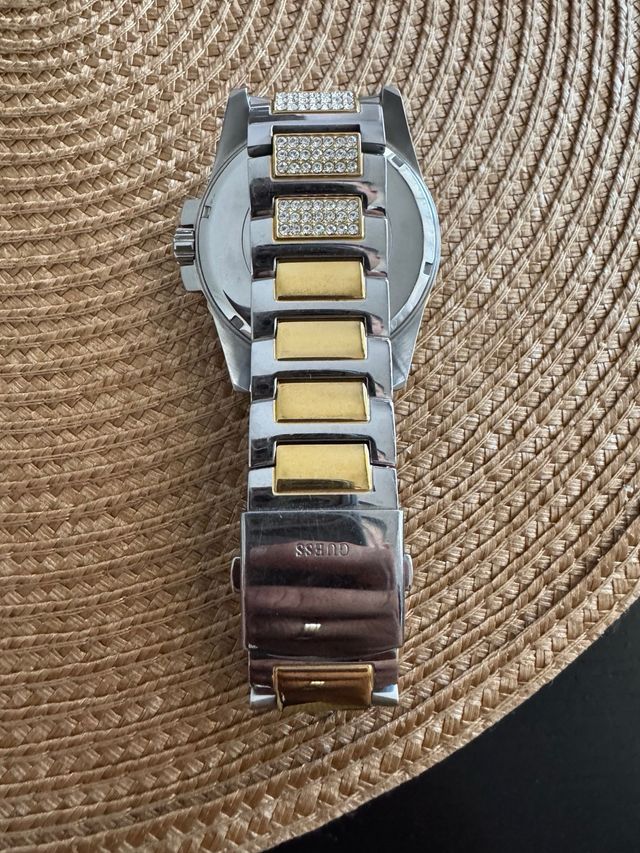 Reloj Guess dorado y plateado