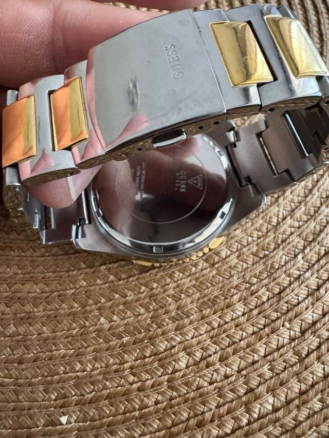 Reloj Guess dorado y plateado