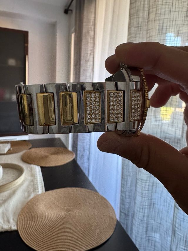 Reloj Guess dorado y plateado